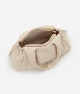 Cartera tipo shopper de gran tamaño, confeccionada en poliéster con acabado acolchado y textura lisa. Presenta un diseño de trapecio invertido con correas integradas para llevar al hombro y cierre superior con cremallera.