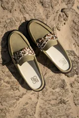 Mocasín mule de cuero color marrón con detalle de antifaz en celeste.