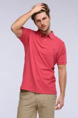 Remera polo de piqué de manga corta, color celeste, con cuello camisero, cartera con botones y pequeño logo bordado en el pecho.