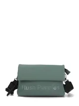 Cartera bandolera Hush Puppies color verde, de ecocuero engomado con solapa y cierre magnético, detalles de logo estampado en el frente y correa ajustable y desmontable negra.