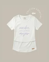 Remera blanca de algodón elastizado con diseño apto para embarazo y lactancia. Presenta un estampado frontal en color violeta con la frase 'madre, pero primero mujer'.