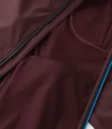 Campera deportiva Get Over de tejido técnico resistente al agua, color bordó. Presenta capucha ajustable con cordones, cierre frontal con cremallera, bolsillos laterales y un bolsillo adicional en el pecho, todos con cierre.