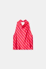 Top satinado sin mangas con cuello halter y estampado de rayas diagonales en tonos rojo y rosado.