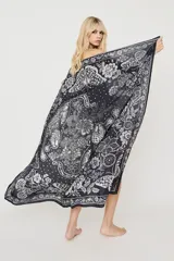 Pareo rectangular negro con estampado floral y de animales en color blanco, con diseño estilo bandana.
