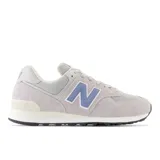 Championes New Balance modelo U574SGB, de estilo casual, color gris con detalles en azul y blanco. Confeccionados en gamuza y malla, con logo "N" característico en los laterales y entresuela ENCAP.