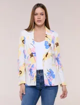 Blazer de silueta semientallada confeccionado en tela sastrera de color blanco con estampado floral en tonos amarillos, celestes, rosados y azules. Presenta solapa de muesca clásica, acceso frontal mediante un botón a tono, bolsillos simulados con solapa y mangas largas de corte clásico.