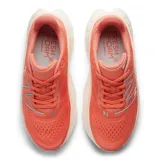 Championes New Balance modelo More, color salmón con detalles plateados y suela blanca.