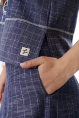 Musculosa azul con estampado a cuadros blancos, de lino.