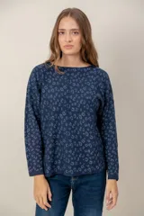 Sweater de punto con diseño de animal print en tonos oscuros, cuello redondo y mangas largas con puños acanalados.