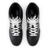 Championes de caña alta New Balance modelo BB480COB, unisex, color negro con detalles en blanco. Presentan el logo "N" en los laterales y suela de goma.