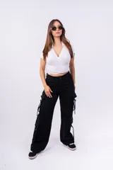 Top negro de punto canalé con cuello tipo chomba, corte cropped y diseño cruzado con abertura en la cintura.