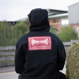 Canguro negro con capucha y bolsillo tipo canguro. Estampado en el pecho con el logo de Independent en un recuadro rojo. Logo de Etnies bordado en la manga.