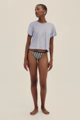 Remera lila de tela toalla con mangas cortas y corte crop.