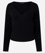 Blusa negra de punto acanalado, con escote en V profundo y mangas largas.