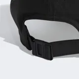 Gorra deportiva Adidas de cinco paneles, color negro con logo blanco bordado en el frente y detalle de borde blanco en la visera. Cuenta con tecnología de absorción de humedad y tira ajustable en la parte posterior.