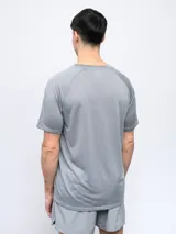 Remera de entrenamiento Umbro, color negro, con cuello redondo y mangas cortas. Presenta el logo de la marca estampado en el pecho.