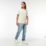 Pantalón de jean celeste de corte recto, con bolsillos delanteros y traseros.