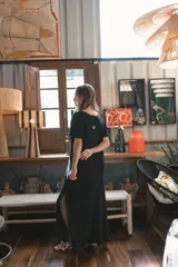 Vestido midi de punto acanalado, bicolor en negro y beige, con escote en V y mangas cortas.