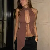 Top halter marrón con cuello alto y abertura frontal profunda cerrada con finas tiras para atar, diseño asimétrico con dobladillo en punta.