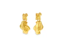 Pendientes colgantes dorados de metal con diseño abstracto y escultural de piezas articuladas con acabado brillante.