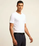 Remera básica de corte slim para hombre, de color blanco, con cuello en V y mangas cortas. Confeccionada en algodón peruano de alta suavidad y resistencia.