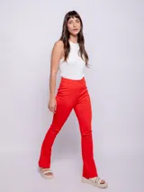 Pantalón negro de tela elastizada con corte central en las piernas, cierre y botón de plástico.