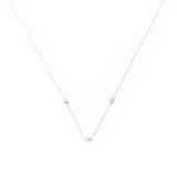 Collar plateado con cadena fina y tres pequeños dijes de circonia.