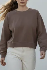 Sweater color marrón topo, de corte holgado y mangas largas. Confeccionado en algodón peinado.