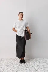 Remera celeste de algodón con cuello redondo, mangas cortas y cordón ajustable en la cintura.