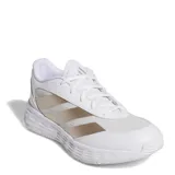 Championes deportivos Adidas modelo Gamechaser, color blanco con detalles en tono metálico. Presentan un diseño con malla transpirable, refuerzos sintéticos y suela con tecnología de amortiguación.