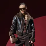 Campera tipo aviador de cuero sintético marrón con interior y detalles en corderito sintético al tono. Presenta cierre frontal, cuello solapa amplio y puños con borde de corderito.