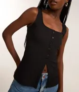 Musculosa negra con escote cuadrado, breteles anchos y abotonadura frontal.