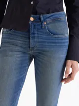 Jeans de corte oxford con tiro medio, ajustado en muslos y rodillas con apertura hacia el ruedo. Presenta un lavado matizado con efecto vintage y costuras en tono contrastante.