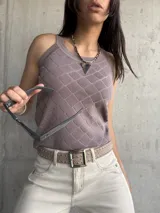 Musculosa gris con diseño geométrico en relieve.