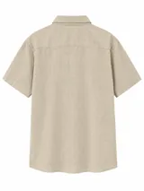 Camisa de manga corta color marrón terracota, con cuello camisero clásico y cierre frontal de botones.