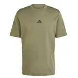 Remera de hombre Adidas Essentials Small Logo, color verde oliva con cuello redondo, mangas cortas y el logo pequeño bordado en el centro del pecho.
