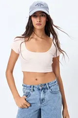 Top corto color amarillo, de mangas cortas y escote redondo.