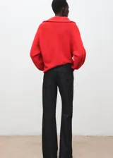 Jersey de punto de canalé color rojo, con cuello polo y manga larga, de corte relajado.