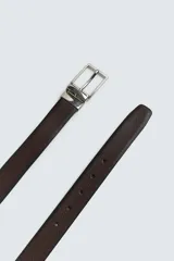 Cinturón reversible de cuero con textura granulada, pespuntes en los bordes y hebilla metálica rectangular de diseño clásico.
