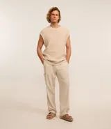 Pantalón masculino de punto flamé color beige, con cintura elástica ajustable con cordón, bolsillos laterales y traseros.