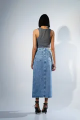 Falda larga de denim celeste con tiro alto, bolsillos delanteros y traseros, abertura lateral y cierre frontal con cremallera y botón.