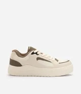 Championes de hombre Renner modelo Street, color beige con detalles en marrón y negro. Presentan un diseño robusto con suela voluminosa, recortes texturizados y cierre de cordones.