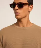 Suéter negro de tejido de punto maquinetado con cuello redondo y manga larga.