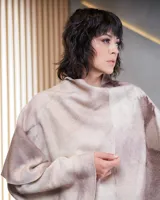 Capa de lana merino afieltrada, color beige con teñido artesanal en tonos marrones. Diseño asimétrico.