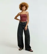 Top cropped de poliamida con escote recto y breteles finos, de diseño ajustado al cuerpo.