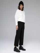 Pantalón negro de corte recto y tiro medio.