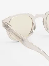 Lentes de sol Izipizi modelo Sun C, con montura transparente y lentes amarillas.