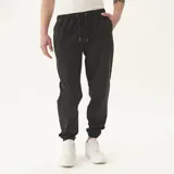 Pantalón jogger negro de gabardina Wrangler, modelo Jack, con puños elásticos en los tobillos, cintura ajustable con cordón y bolsillos laterales.