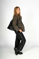 Campera verde con estampado animal print, cuello camisero, cierre con botones y bolsillos frontales.