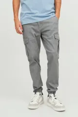 Pantalón cargo gris con bolsillos laterales, cierre de cremallera y corte recto.